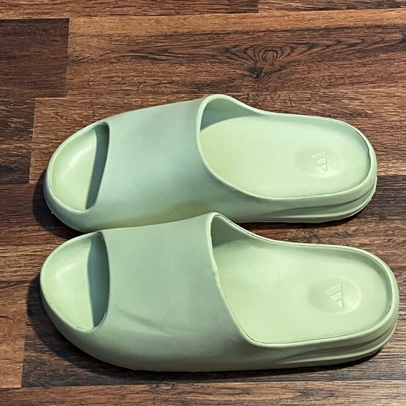 Adidas Yeezy  Slide Green Glow Men’s  size 11 US - Picture 4 of 5